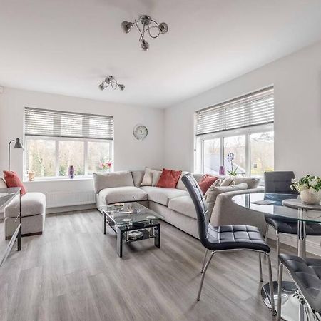 Stylish Home @ Virginia Water Lake & Free Parking Englefield Green المظهر الخارجي الصورة