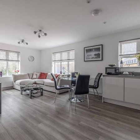 Stylish Home @ Virginia Water Lake & Free Parking Englefield Green المظهر الخارجي الصورة