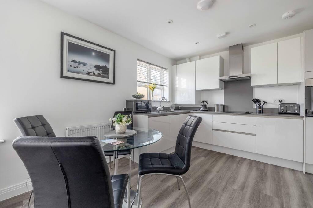 Stylish Home @ Virginia Water Lake & Free Parking Englefield Green المظهر الخارجي الصورة