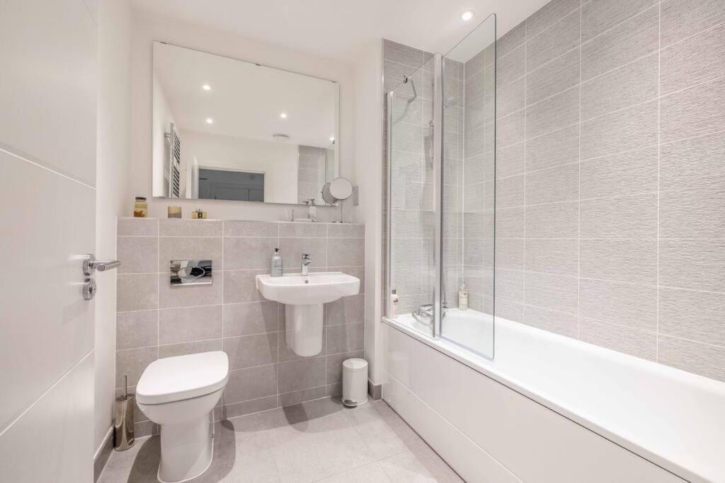 Stylish Home @ Virginia Water Lake & Free Parking Englefield Green المظهر الخارجي الصورة