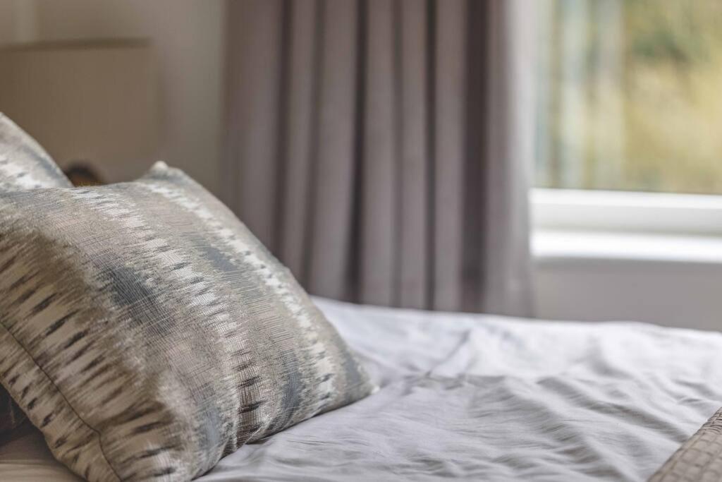 Stylish Home @ Virginia Water Lake & Free Parking Englefield Green المظهر الخارجي الصورة